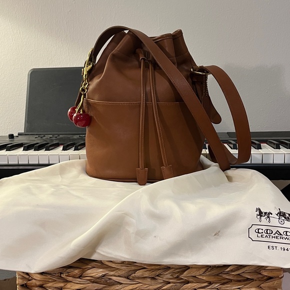 Coach Handbags - Vintage Coach Thompson Bucket Bag British Tan